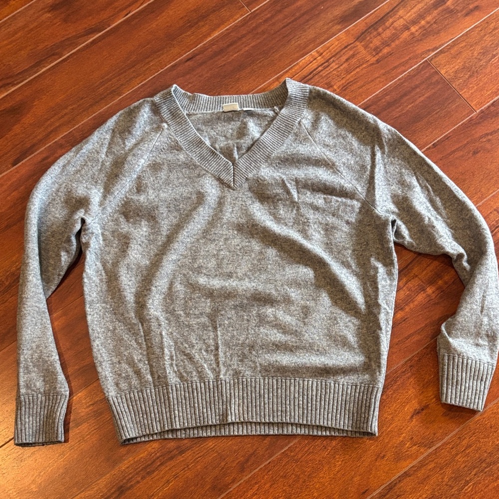 GAP Women's Heather Gray V-Neck Sweater